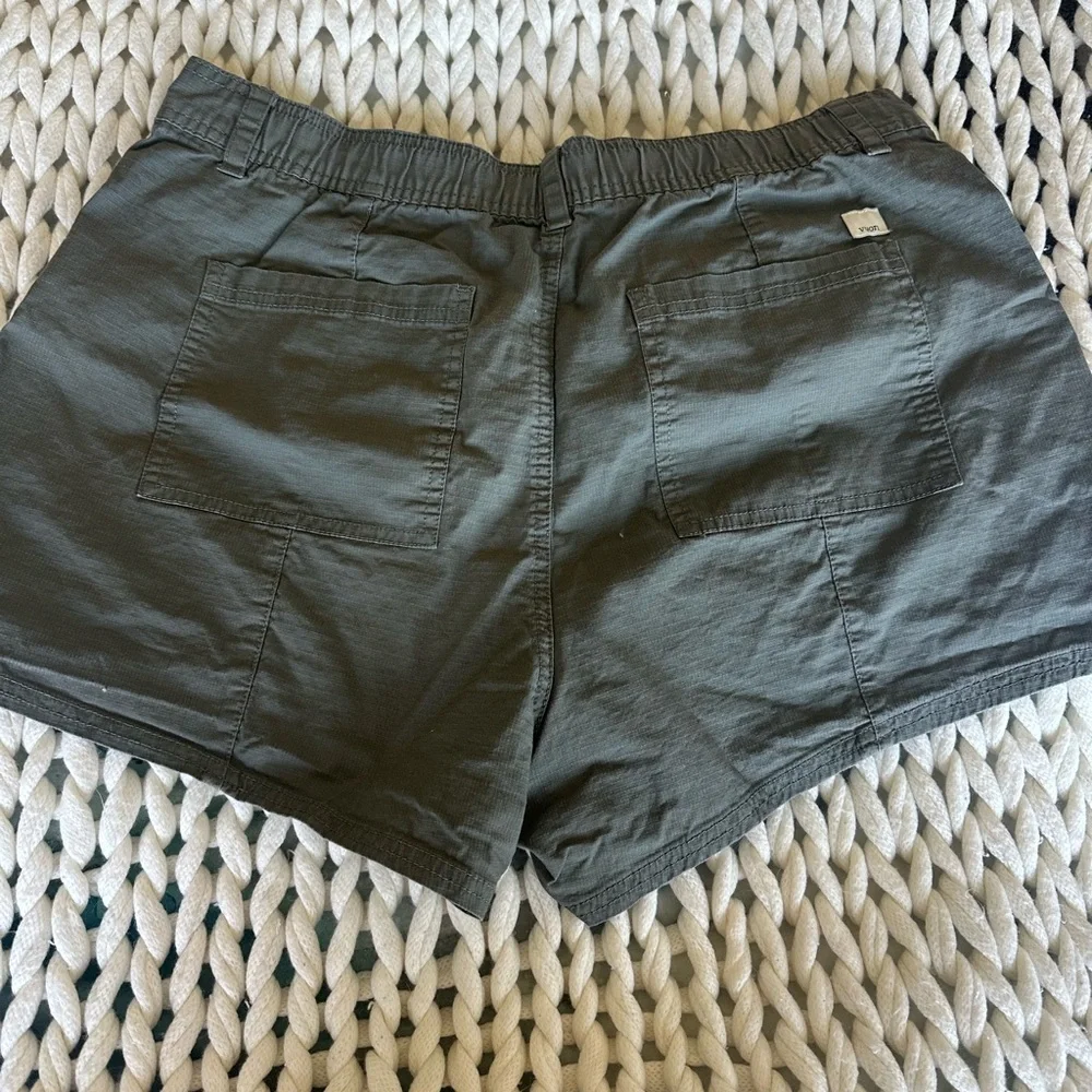 Vuori Women's Ripstop Utility Shorts army NWOT - Picture 7 of 11
